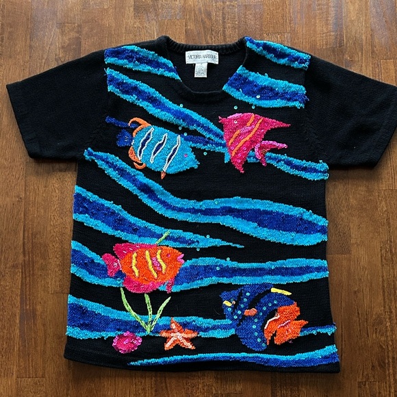 Victoria Harbour Sweaters - Victoria Harbor vintage aquatic, marine fish design, short sleeve sweater size M